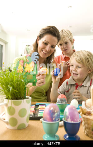 Ostern, Kinder, Ostereier, Lacke, Mutter, Hilfe, glücklich, Osterfest, Ostern, Person, Geschwister, Mädchen, junge, Frau, Eiern, Geflügel, Eiern, malen, Schmuck, Dekoration, Oster-Deko, Traditionen, Tradition, Osterbräuche, Ostern Brauch, Aktivitäten Stockfoto