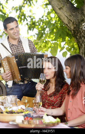 Mann, Frauen, Jugendliche, Törggelen, Musik, Wein Degustationen, Brixen, Südtirol, Italien, Stockfoto