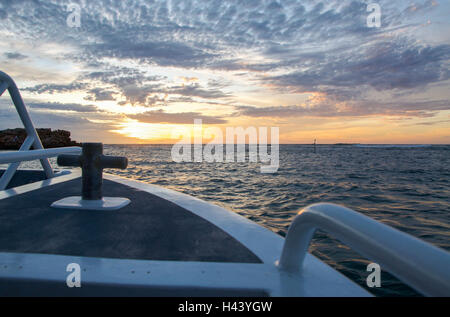 Blick vom Boot orange sunset Glow in Murchison River mit indischen Ozean Flussmündung in Kalbarri, Western Australia. Stockfoto