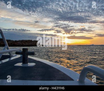 Blick vom Kreuzfahrt Bootsrumpf der indischen Ozean Mündung am Murchison River bei Sonnenuntergang in Kalbarri, Western Australia Stockfoto