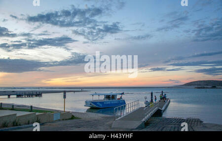 Kalbarri, WA, Australien-April 18, 2016:People Angeln am Steg und Wildnis Cruise Boot am Murchison River bei Sonnenuntergang in Kalbarri, Western Australia Stockfoto