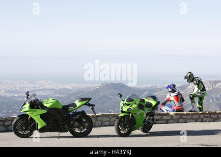 Motorräder, Kawasaki ZX10, Pause, Fahrer, Suche, Stockfoto