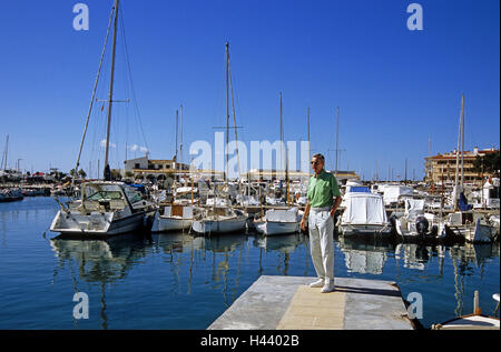 Mallorca, Colonia de Sant Jordi, Tourist, Hafen Maulwurf, Spanien, Balearen, Insel, Urlaub Insel, Urlaub Insel, Mann, Urlauber, Segler, Hafen, Mole, Stiefel, Yachthafen, Urlaub, Wassersport, Frühling, Sonne, Mediteran, Mittelmeer, Stockfoto