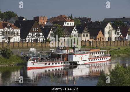 Deutschland, Nordrhein-Westfalen, Minden, Blick auf die Stadt, Weser, Schiff, Stadt, Stadtbild, Häuser, Fachwerk, Fachwerk Häuser, Fluss, Urlaub Schiff, Dampfer, Bootssteg, Stockfoto