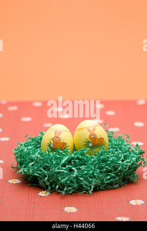 Oster-nest, zwei Ostereier, gelb, Blümchentischdecke, Stilllife, Stockfoto