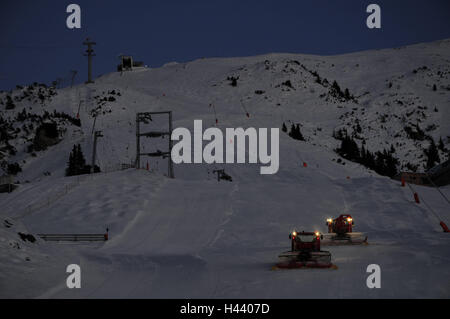 Österreich, Tirol, Meer Bereich Ski Area, Pferd Hütte, Pistenraupen, Abenddämmerung, Nordtirol, Skigebiet, Start-und Landebahn, Ski Piste, Abfahrt, Schnee, Spuren, Pistenraupen, Gleisbau Fahrzeuge, Start-und Landebahn Fahrzeuge, Fahrzeuge, Beleuchtung, Präparierung, Pistenpräparierung, Stockfoto