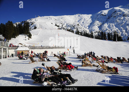 Österreich, Tirol, Meer Bereich, Ski Area, Pferd Hütte, Skifahrer, sonnen sich, genießen Sie, kein Model Release, Nordtirol, Skigebiet, Pferd Hütte, ski-Start-und Landebahn, Startbahn, Abfahrt, Schnee, Person, Urlaub, Skiurlaub, Winterurlaub, Liegestühle, Rest, dort nehmen Sie es einfach, Sonne, Winter, Himmel, blau, Stockfoto