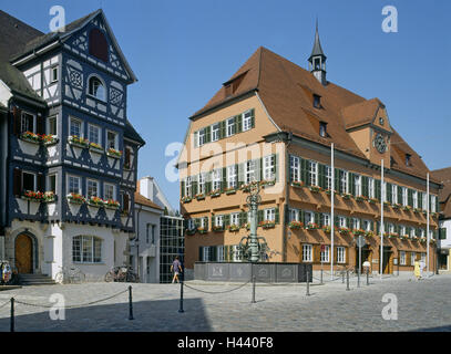 Deutschland, Baden Württemberg, Nürtingen, Rathaus, Marktplatz, Stadt, Gebäude, Architektur, Fachwerk, Fachwerk Haus, Lehmziegel Fachwerk, außerhalb, Rathausturm, Markt gut, Ort von Interesse, Kopfsteinpflaster, Person, Tourist, Himmel, blau, Stockfoto