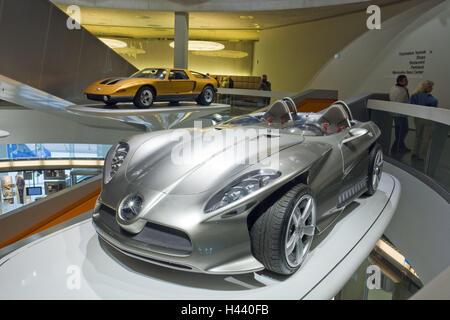 Deutschland, Stuttgart-Untertürkheim, Mercedes-Benz Museum, F400 Carving, Baden-Wurttemberg, Stuttgart, Museumsbau, Gebäude, innen, Museum, Mercedes-Benz Museum, innen, Ausstellung, Proben nicht zum Verkauf, Auto, Automobilindustrie, Daimler, Mercedes-Benz, Fahrzeuge, Autos, Silber, gelb, Menschen, Besucher, Stockfoto