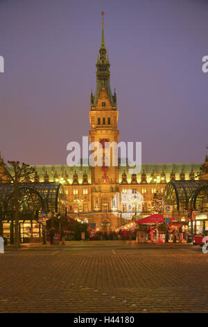 Deutschland, Hamburg, Rathaus, Weihnachtsmarkt, Beleuchtung, Abend, Stockfoto