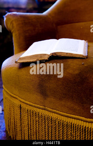 Polsterstuhl, altes Buch zu öffnen, Stockfoto