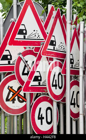 Verkehrszeichen, viele, in der ein Durcheinander, rot, Zeichen, Zeichen Chaos, Dschungel Verkehrszeichen, Verkehr, Icon, Verkehr, Verkehrsschild, Abbildung, Warnung, Aufmerksamkeit, Geschwindigkeit, Geschwindigkeitsbegrenzung, Aufbewahrung, Stockfoto