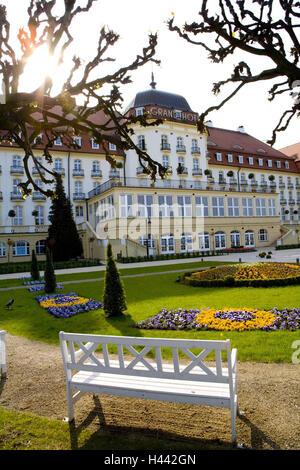 Sopot, Polen, Grand Hotel, Blumenbeete, Osten, Europa, 3 Stadt, Stadt, Architektur, Gebäude, Hotelgebäude, Hotelarchitektur, Park, Garten, Pflanze, angebaut, Blumen, draußen, sonnig, verlassenen, Tourismus, Bäume, Parkbänke, Stockfoto