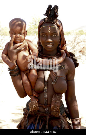 Himba Namibia, Damaraland, Menschen, Mutter, Kind, Holding, halbe Portrait Stockfoto