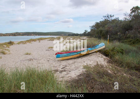 Zwei Kanus an den sandigen Ufern des Murchison River mit üppigen heimischen Flora in Kalbarri, Western Australia aufgegeben. Stockfoto