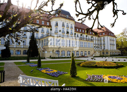 Sopot, Polen, Grand Hotel, Blumenbeete, Osten, Europa, 3 Stadt, Stadt, Architektur, Gebäude, Hotelgebäude, Hotelarchitektur, Park, Garten, Pflanze, angebaut, Blumen, draußen, sonnig, verlassenen, Tourismus, Bäume, Parkbänke, Stockfoto