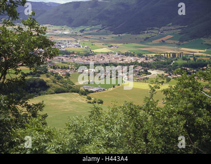 Italien, Umbrien, Norcia, Blick auf die Stadt, Nationalpark Monti Sibillini, Landschaft, Bäume, Natur, Naturschutzgebiet, Hügel, Hügellandschaft, Breite, Abstand, Ansicht, Sommer, verlassenen, Häuser, Stockfoto