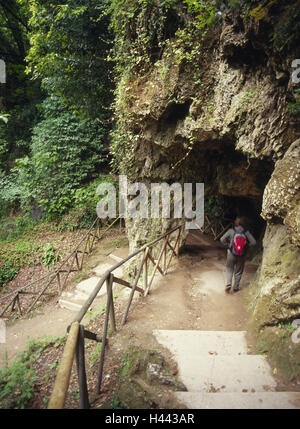 Italien, Umbrien, Region Terni, Murmeln, Wanderweg, Tourist, kein Model-Release, Natur, Ort von Interesse, Rock, Tunnel, Durchgang, Treppen, Stufen, Leute, Mann, Rucksack, Schlucht, Gulch, Holzgeländer, Stockfoto