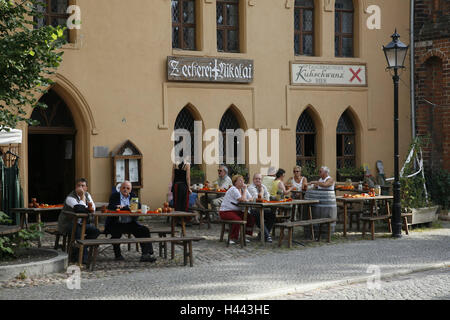Deutschland, Sachsen-Anhalt, Tangermünde, Restaurant, Gäste, Hansestadt, Stadt, Innenstadt, Häuser, Gebäude, Architektur, Gastronomie, Tourist, Tourismus, Bier, Bier-Art, Straßencafé, Restaurant, Bacchanal, Nikolai, Person, Stockfoto