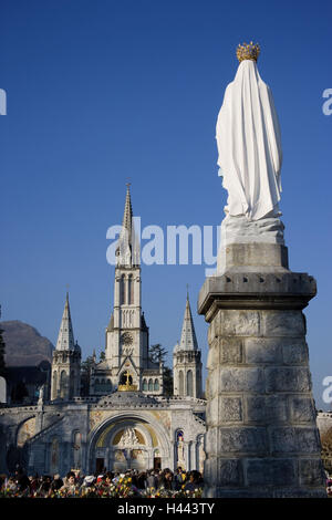 Figur eines Heiligen vor der Rosenkranzbasilika, Gläubige, Lourdes, Frankreich Stockfoto