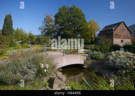 Deutschland, Weser Bergland, Bodenwerder, Münchhausen Museum, Park, Teich, Brücke Stockfoto