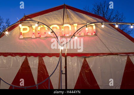 Zirkus, Zirkuszelt, Winter, Dämmerung, Stockfoto