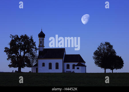 Deutschland, Bayern, Raisting (Dorf), Wallfahrtskirche St. John im Feld, am Abend, Stockfoto