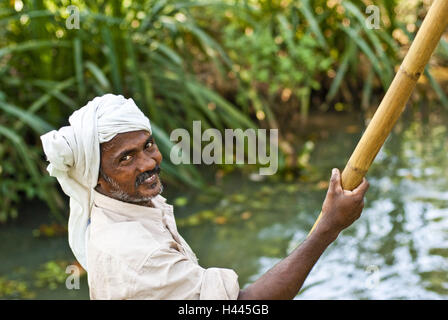 Mann im Wasser, Boot, Bambusrohr, Stockfoto