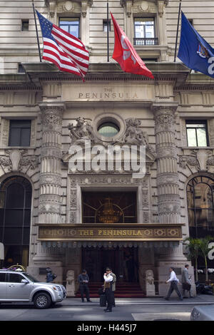 Das Hotel Peninsula, außerhalb Nordamerikas, Midtown Manhattan, Gebäude, Hotel, fünf-Sterne-Hotel, Eingangsbereich, Eingang, Fahnen, Menschen, Tourismus, Fifth Avenue, New York City, USA Stockfoto