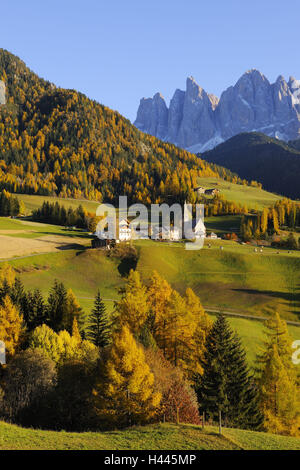 Italien, Südtirol, Dolomiten, Villnösstal (Tal), St. Magdalena, Kirche, Geislergruppe (Bergkette), Stockfoto