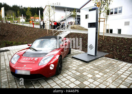 Elektro-Auto, Ladestation, Deutschland, Bayern, Niederbayern, Teisnach, Soleg, Präsentation, Ausstellung, Auto, Fahrzeug, Energie, Energieträger, Solarenergie, alternative, alternative Energie, Solarenergie, solar, Umwelt, umweltfreundlich, Umweltschutz, Ladevorgang, aufladen, Energie, Sportwagen, rot, Kabel, Stecker, Besucher, Menschen, Stockfoto