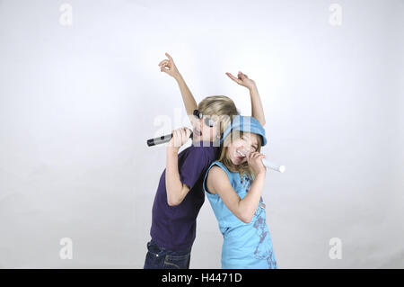 Mädchen, junge, Karaoke, Person, Geschwister, Kinder, Mikrofone, singen, Spaß, Kind Karaoke, Musik, Bewegung, Konzentration, Tanz, Spaß, Kappe, Kopfbedeckung, Türkis, Sonnenbrille, Stockfoto