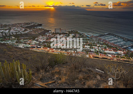 Spanien, Kanarische Inseln, Teneriffa, Acantilado de Los Gigantes, Stadtbild, Sonnenuntergang, Stockfoto