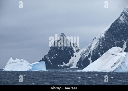 South Shetland, Elephant Island, Cape Valentine, Berge, Felsen, Eisberge, Stockfoto