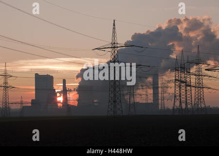 Deutschland, Nordrhein-Westfalen, Kohle-Kraftwerk Niederaußem bei Köln, Sonnenuntergang, Stockfoto