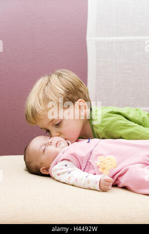 Kleinkind, junge, Sofa, Baby, liegen, küssen, Porträt, Modell veröffentlicht, Stockfoto