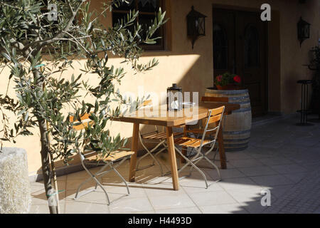 Tisch, Sthle, kleine Olivenbaum Stockfotografie - Alamy