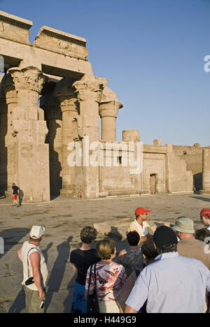 Ägypten, Kom Ombo, Doppel-Tempel, Tourist, Oberägypten, Kunst, Kultur, Ziel, kulturelle Reisen, Tourismus, Archäologie, Architektur, antike, historisch, Ort von Interesse, alt-ägyptischen, Ruine Standort, Ruinen, Reisegruppe, Person, Besichtigungen, Attraktion, Tempel-Anlage, Stockfoto