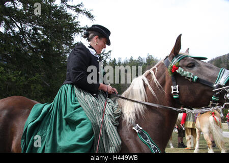 Deutschland, Bayern, Mittenwald, Georgi Reiten, Pferde, Reiter, Costume national, Seitenansicht, kein Model-Release, Süddeutschland, Upper Bavaria, Tiere, Urlaub, Urlaub, Georgi, Person, Frau, Pilgerreise, Wallfahrt des Pferdes, Jubiläum, prächtig, dekoriert, Segen, außerhalb, Traditionen, Stockfoto