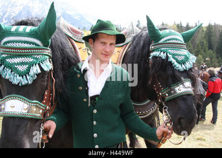 Deutschland, Bayern, Mittenwald, Georgi Reiten, Pferde, Mann, Costume national, halbe Porträt, kein Model-Release, Süddeutschland, Upper Bavaria, Tiere, Urlaub, Urlaub, Georgi, Person, Pilgerreise, Wallfahrt des Pferdes, Jubiläum, dekoriert, Segen, außerhalb, Traditionen, Kaltblüter, Stockfoto