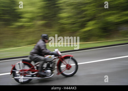 Kessel-Bergrennen, Oldtimer Motorrad, NSU 251 S., Berg-passage, Deutschland, Bayern, Kessel-Berg, Bergrennen, Rennen, Teilnehmer, Oldtimer-Rennen, historisch, Festveranstaltung, Oldtimer, Fahrzeug, Motorrad, Veranstaltung, Reise erinnert, Stockfoto