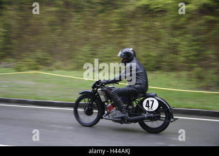 Kessel-Bergrennen, Oldtimer Motorrad, BMW 750 WR, Berg-passage, Deutschland, Bayern, Kessel-Berg, Bergrennen, Rennen, Teilnehmer, Oldtimer-Rennen, historisch, Festveranstaltung, Oldtimer, Fahrzeug, Motorrad, Veranstaltung, Reise erinnert, Stockfoto