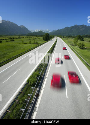 Deutschland, Bayern, Ohlstadt, Autobahn, von einem 95 Autos, rot, Unschärfe, Süddeutschland, Oberbayern, Werdenfelser, Berglandschaft, Berge, Bundesstraße, schnellen Verkehr, Verkehrsweg, Verkehr-Anlage, Straße, mehrspurige, Autobahn-Verkehr, Autos, Pkw, Geschwindigkeit, Verkehr, Stockfoto