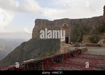 Saudi Arabien, Provinz Asir, Al Wadiyayn, Tee-Terrasse, Teppiche, Stockfoto