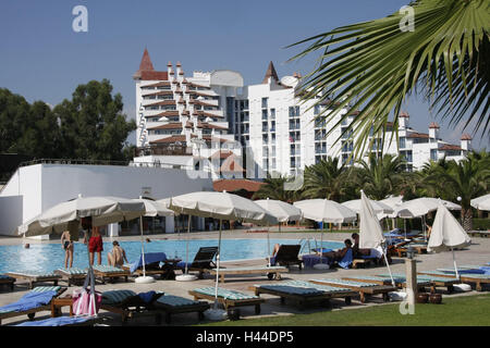 Türkei, Belek, Hotel Magic Life, Pool, Liegestühle, Sonnenschirme, Reiseziel, Reiseziel, Hotelgebäude, Gebäude, Hotelanlage, Palmen, Bildschirme, Menschen, Touristen, Tourismus, Urlaub, kein Model-Release, Stockfoto