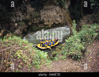 Italien, Umbrien, Terni Region, Murmeln, Fluss Velino, Rafting, Boot, Tourist, kein Model-Release, Natur, Ort von Interesse, Touristenattraktion, Sport, Wassersport, Extremsport, Person, Ufer, Raftingboot, Raftingtour, Stockfoto