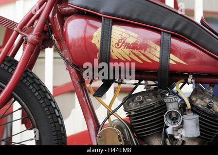 Motorrad, Detail, Motor, Zylinder, Tank, Vergaser, Reifen, Indisch, rot, alt, Schlaganfall, Motorrad-Show, Oktoberfest, München, Bayern, Deutschland, Stockfoto