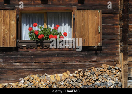 Alphütte, Fenster, Vorhänge, Rollläden, Geranie, Brennholz, gestapelt, full Frame, Österreich, Tirol, Karwendel, Eng, Eng-Alm, Stockfoto