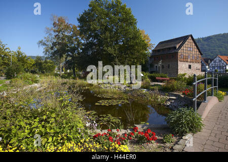 Deutschland, Weser Bergland, Bodenwerder, Münchhausen Museum, Park, Teich, Brücke Stockfoto