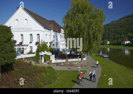 Deutschland, Weser Bergland, Bodenwerder, Weser-Promenade, Passanten, Stockfoto